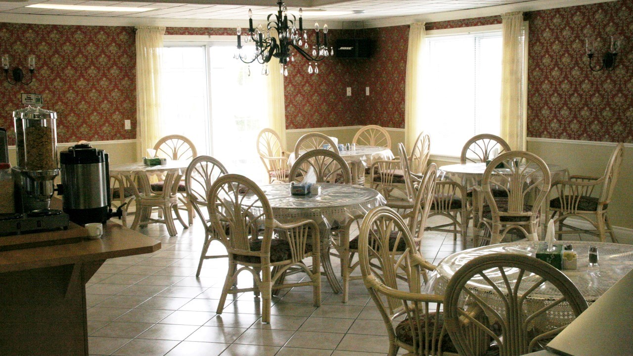 La salle de cuisine illuminée est un endroit confortable pour socialiser.