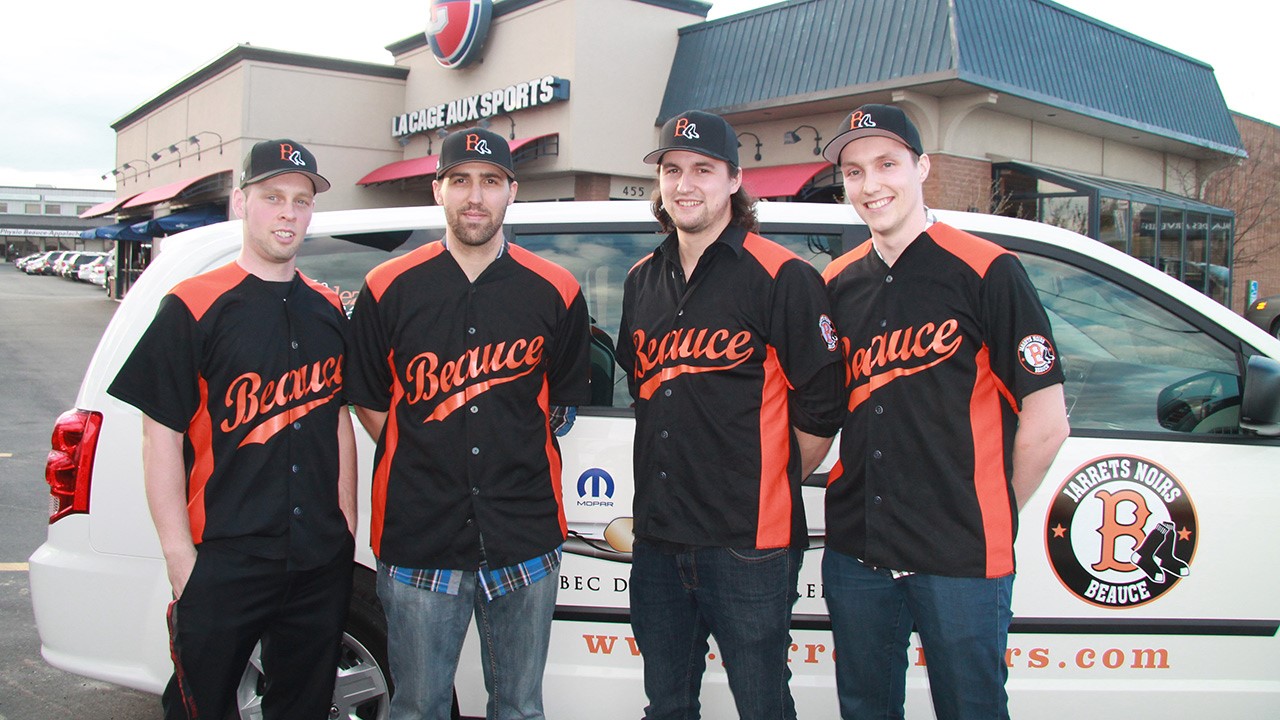 Dwayne Paquet en compagnie de trois des nouvelles acquisitions des Jarrets.