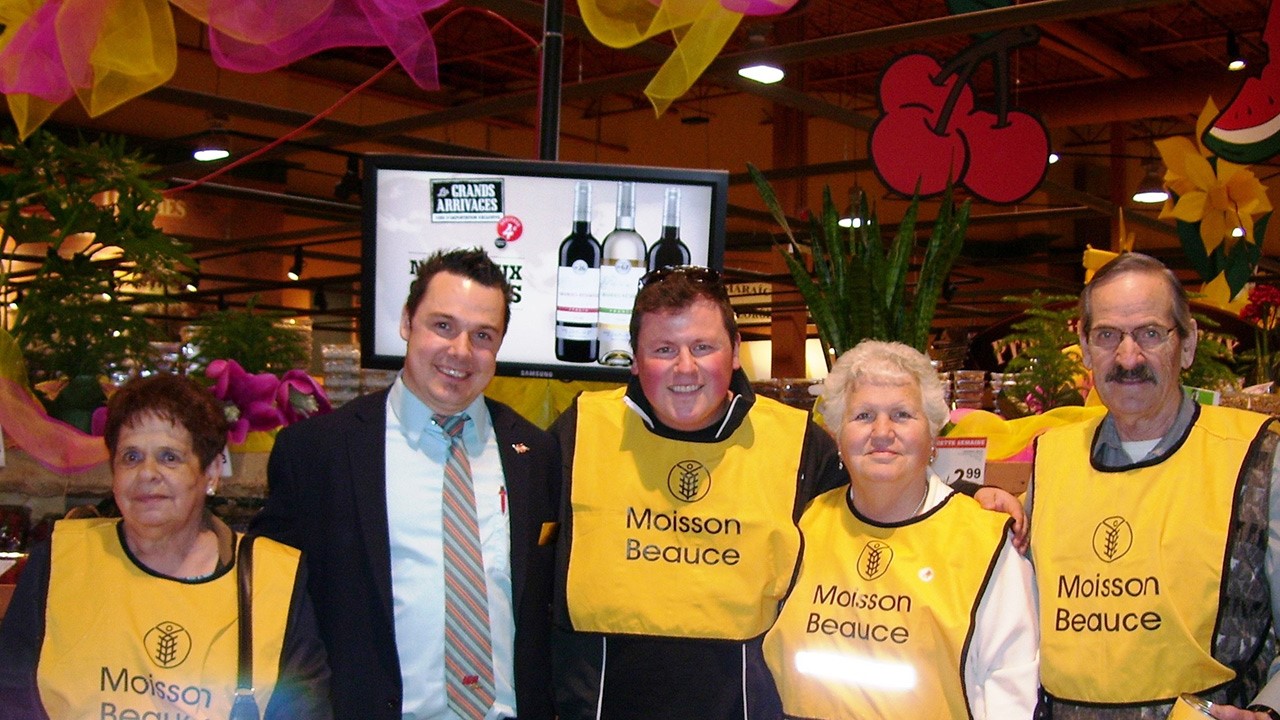 De gauche à droite : Ghyslaine Poirier, Dany Poirier, directeur IGA Extra, Maxime Landry, porte-parole de la Grande collecte 2013, Lise Lessard, Gaétan Morissette.