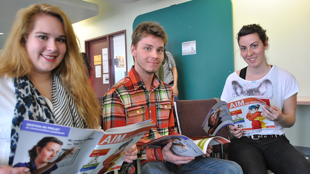 Trois étudiants du projet, Catherine Fontaine, Philippe Gaboury et Anne Rancourt, jettent un coup d'œil sur le magazine.