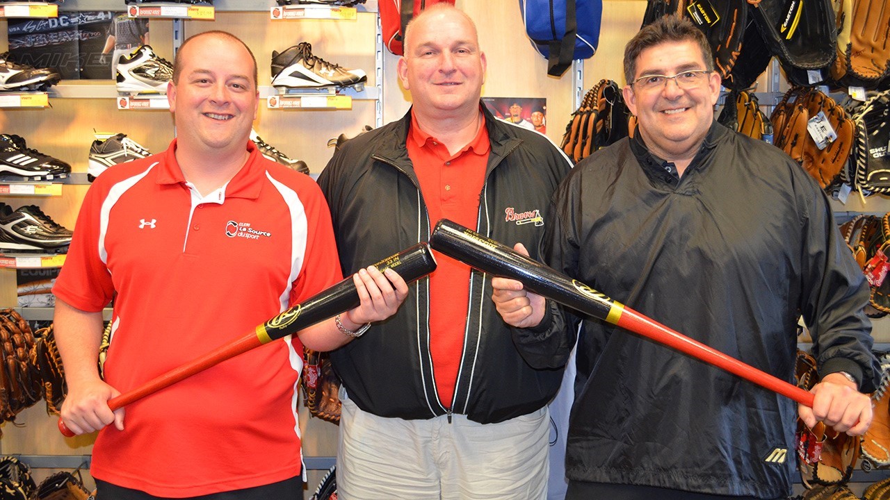 Dave Vallée du Cléri Sport (commanditaire), Simon Potvin (président de l'Association du Baseball mineur Saint-Georges) et Pierre Saucier (entraîneur-chef de l'équipe).