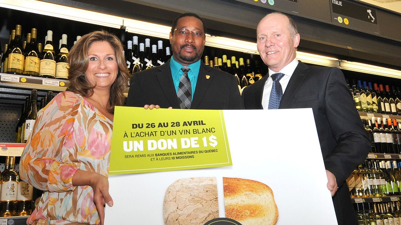 Saskia Thuot, la porte-parole de la campagne « Des vins généreux » et animatrice, Zakary O. Rhissa, directeur général des Banques alimentaires du Québec et Philippe Duval, président et chef de la direction, SAQ.