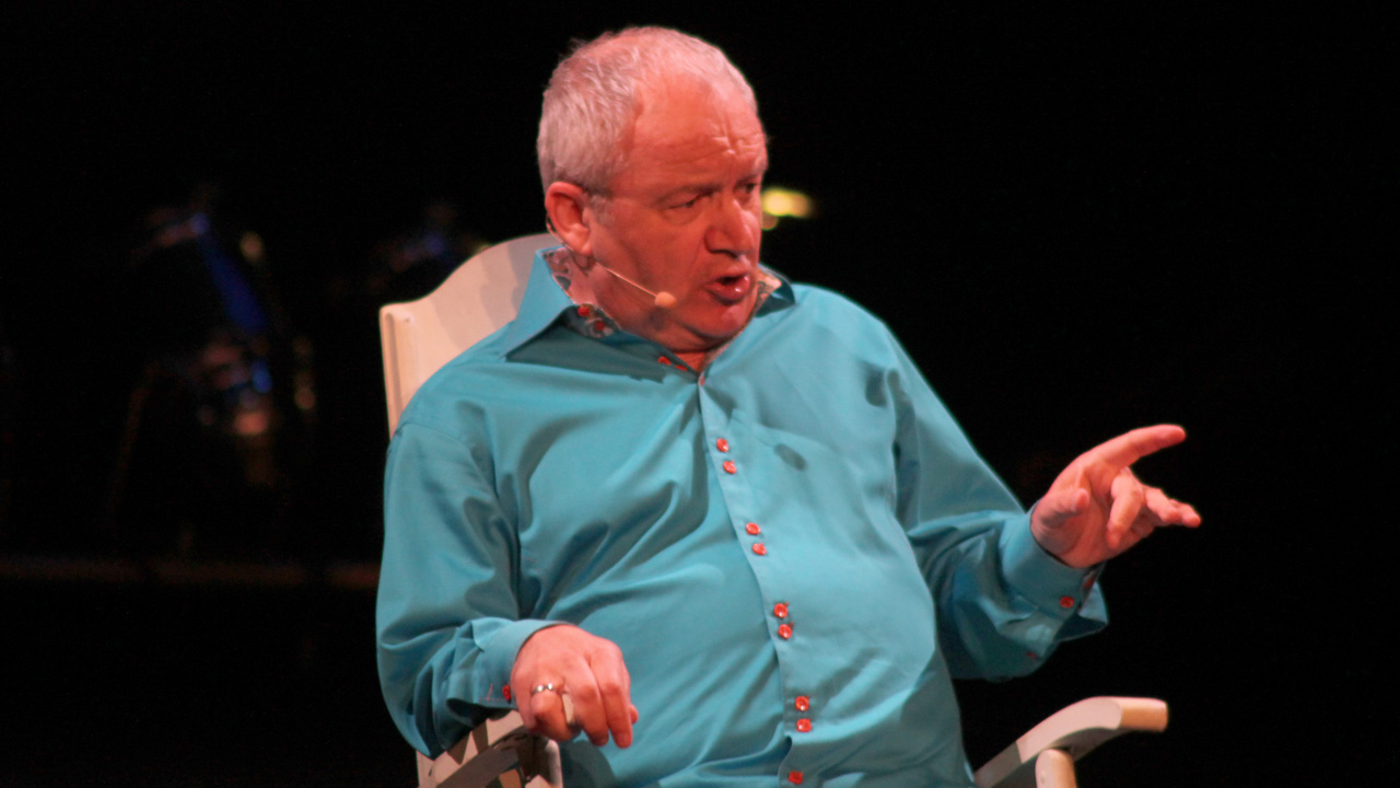 Ne vous laissez pas berner par la chaise berçante, Michel Barrette offre un spectacle avec bien des rires et pas de répit.