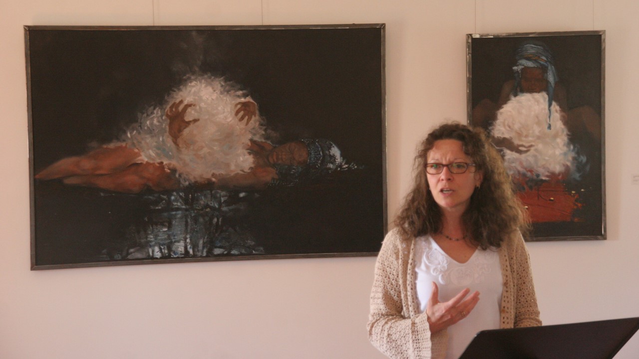 Josée Marceau, directrice générale et artistique, présentant les nouvelles expositions.