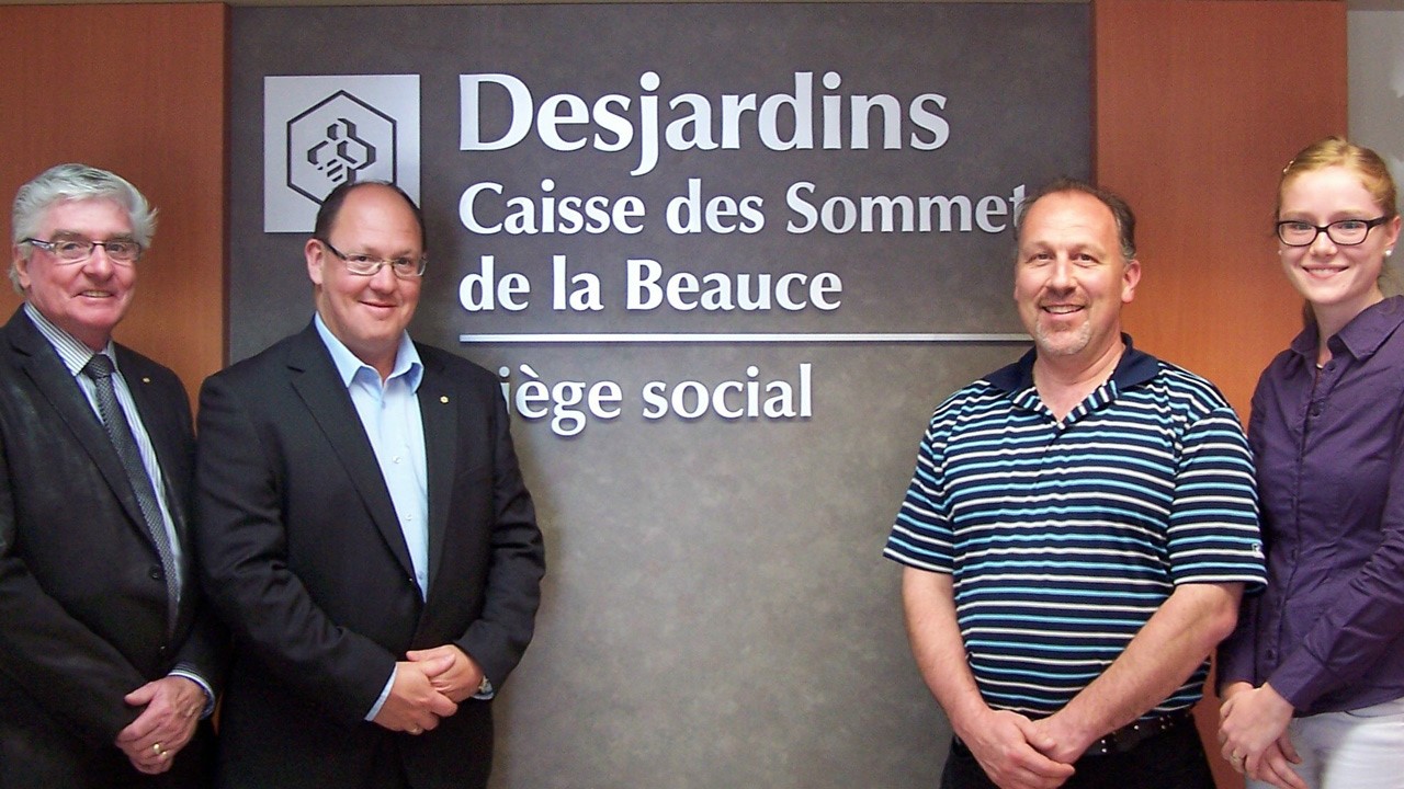 Pierre Godbout, président, Jean-Simon Maheux, directeur général à la Caisse Desjardins des Sommets de la Beauce, André Longchamps, président, et Isabelle Toutant, coordonnatrice des Festivités Western de Saint-Victor.