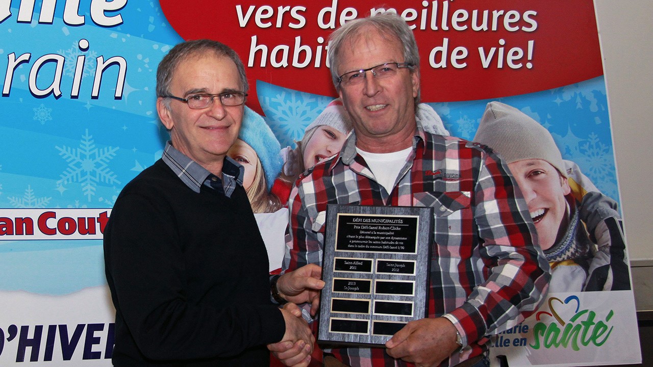 Raymond Beaudet remet la plaque au représentant de la Ville de Saint-Joseph, Michel Pouliot.