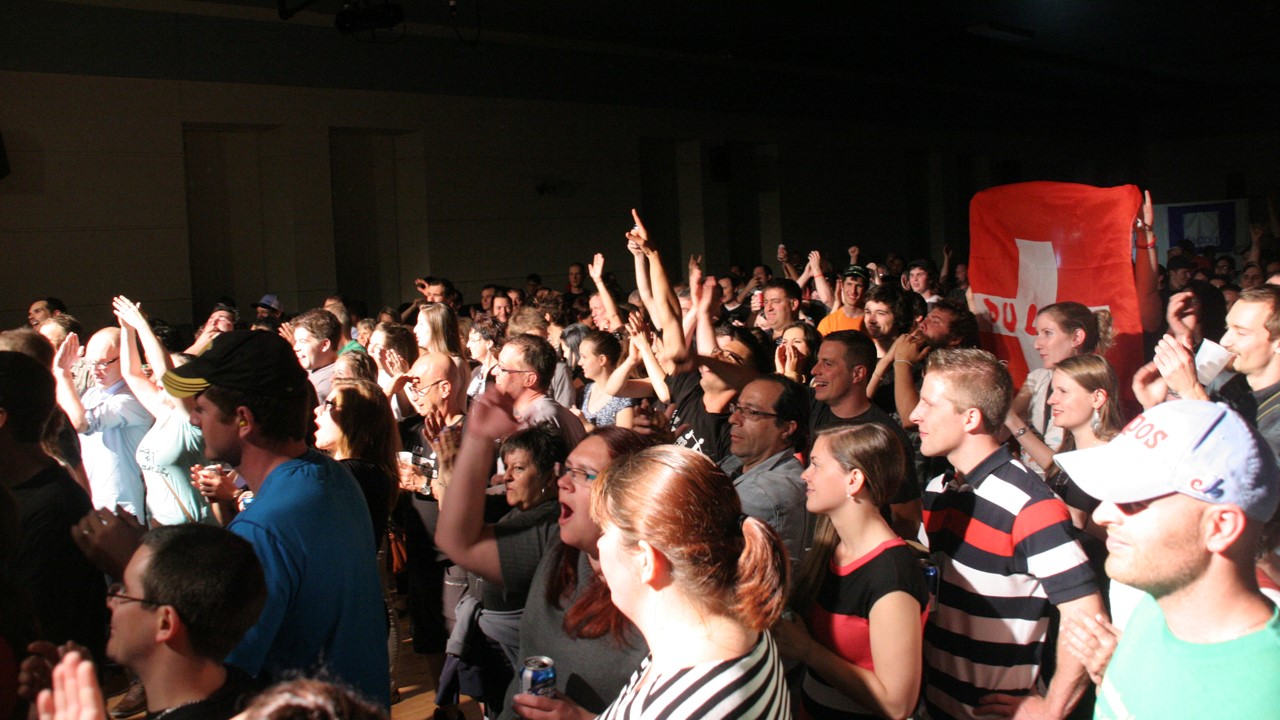 La foule était dense et énergique au Théâtre Place de l'Église.