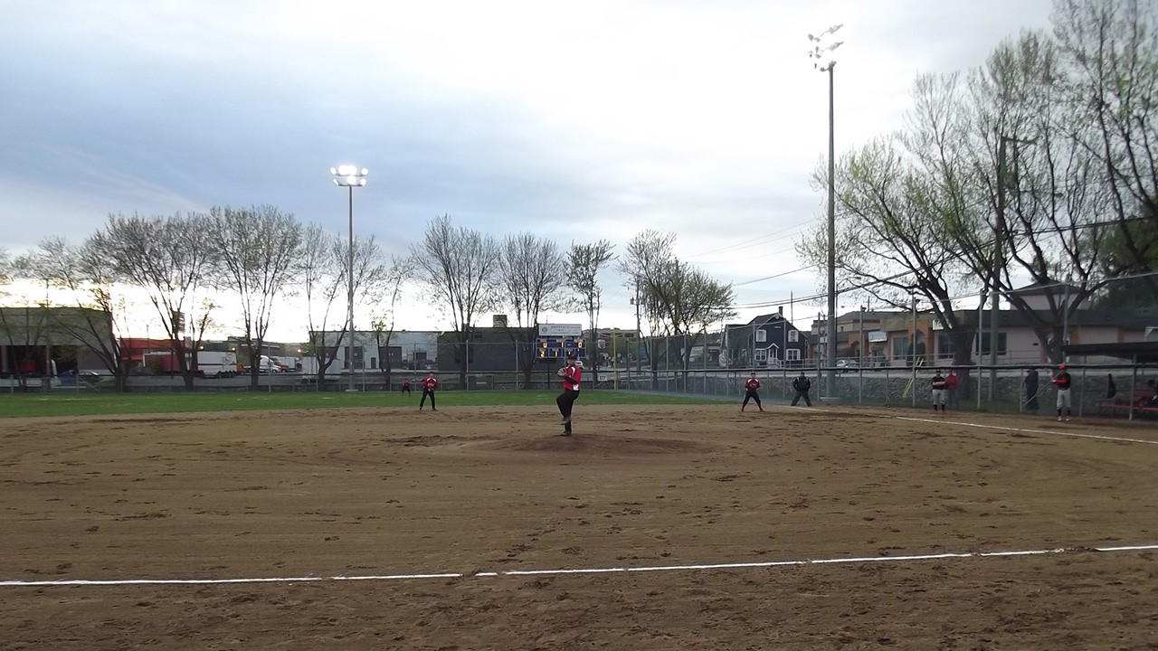 Une belle soirée de baseball au centre-ville.