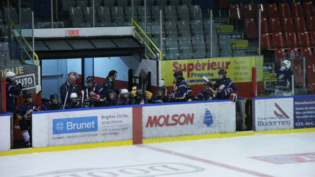 Beaucoup de joueurs étaient habillés pour prendre part aux matchs.