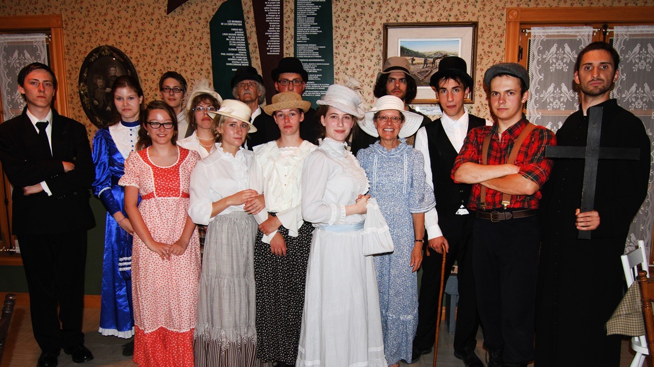 La troupe des Feux Follets sera présente au Village des Défricheurs.