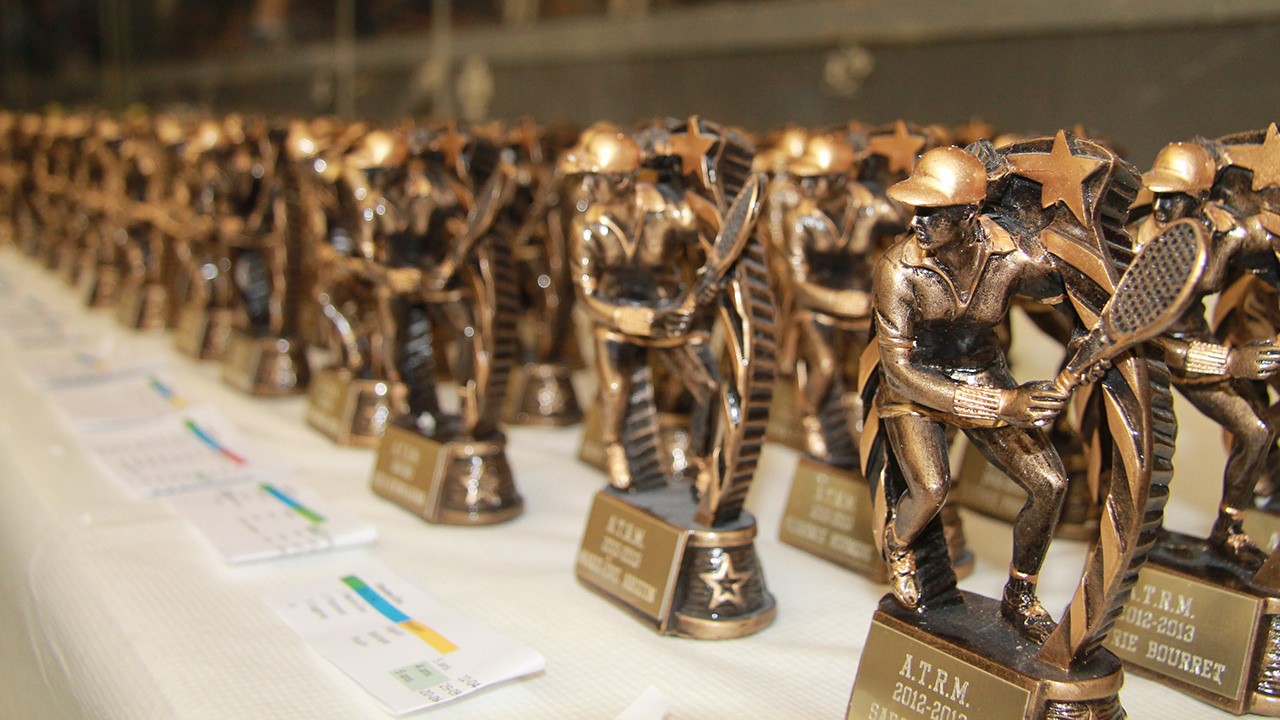 Les statuettes remis aux jeunes participants du TRB.