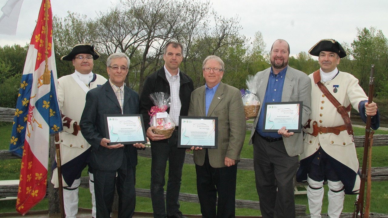 Les frères Jean-Pierre et Christian Lagueux entourent les vainqueurs des Prix du patrimoine, Marcel Marcoux, Julien Rodrigue et Yvan Poulin représentants de la Corporation de conservation de Saint-Simon-Les-MInes et Normand De Lessard.