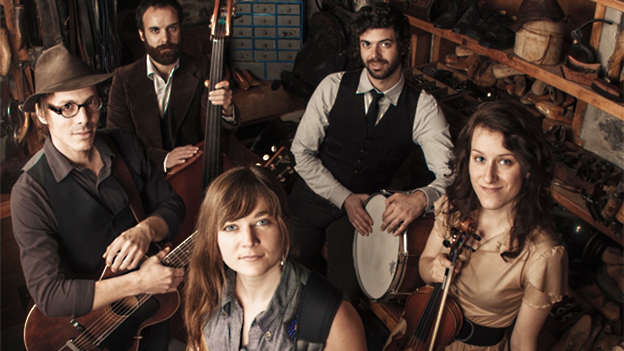 Le groupe Isabeau et les chercheurs d'or, composé d'Isabeau Valois (voix, mandoline, banjo), François Gagnon (guitare, voix), Simon Pelletier-Gilbert (percussions, voix), Luke Dawson (contrebasse) Marie-Christine Roy (violon).