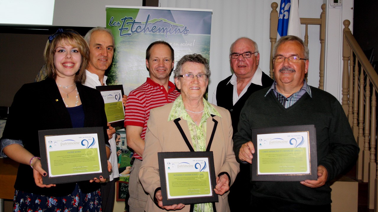 De gauche à droite: Valérie Morin, Michel Chouinard, Stéphane Tanguay (Comité du livre du 150 e de Sainte-Justine), Thérèse Goupil, Germain Royer (Comité du livre du 150e de Sainte-Justine) et Denis Laflamme (Comité culture et patrimoine de Saint-Luc)