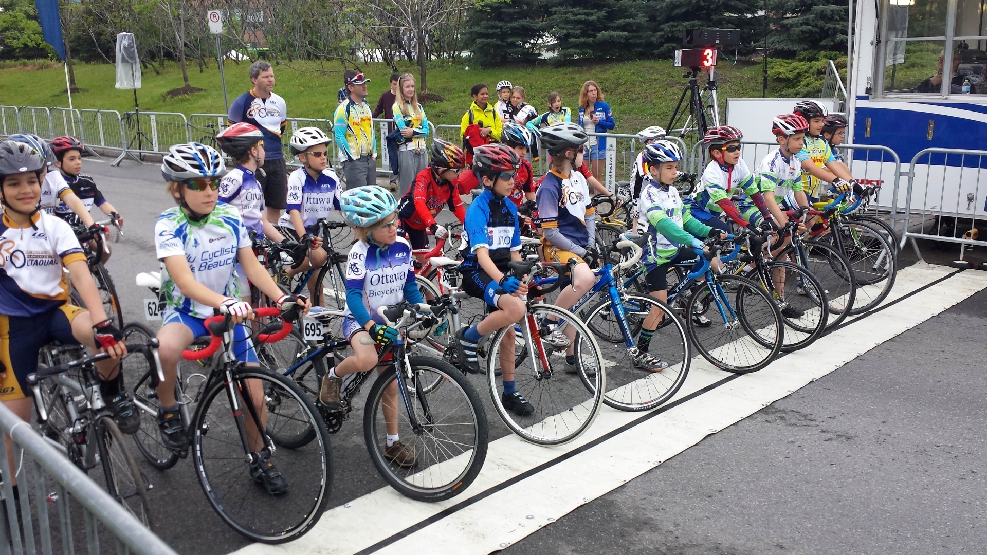 Départ du Critérium pour Matis poulin du Club cycliste de Beauce a Gatineau