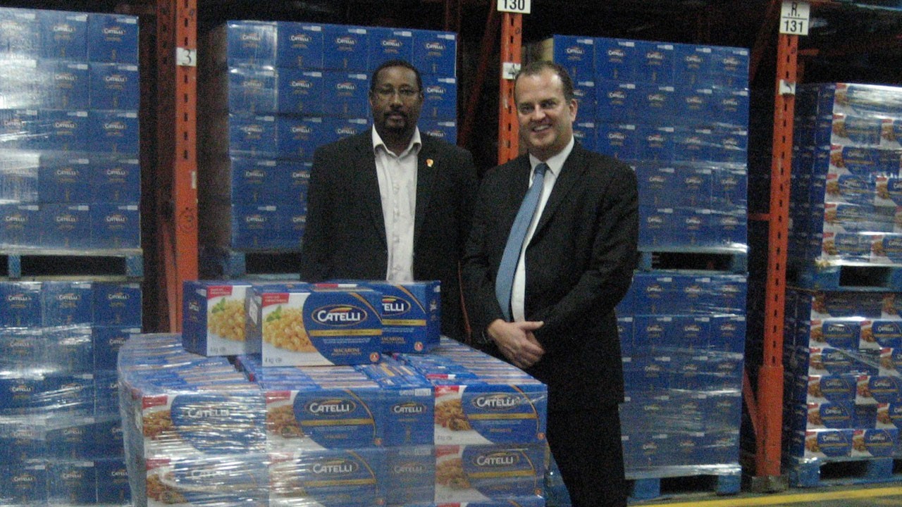 De gauche à droite :  Zakary O. Rhissa, D.G. des Banques alimentaires du Québec et Alain Gagnon, directeur des ventes, Est du Canada de la Corporation d’aliments Ronzoni du Canada, le fabricant des pâtes Catelli.