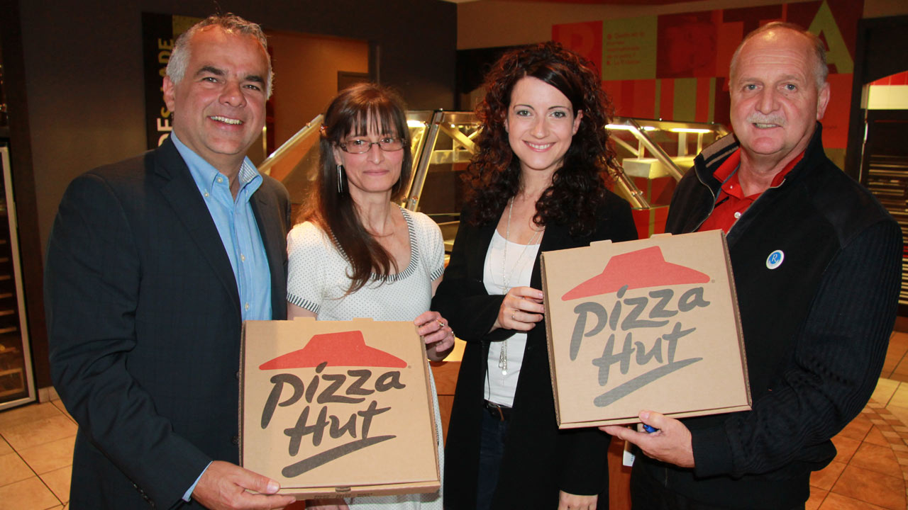 Jean-Marc Gilbert et Jean-Nil Cloutier entourent les intervenantes, Lise Simard et Marie-Noëlle Tanguay du CALACS de Chaudière-Appalaches.