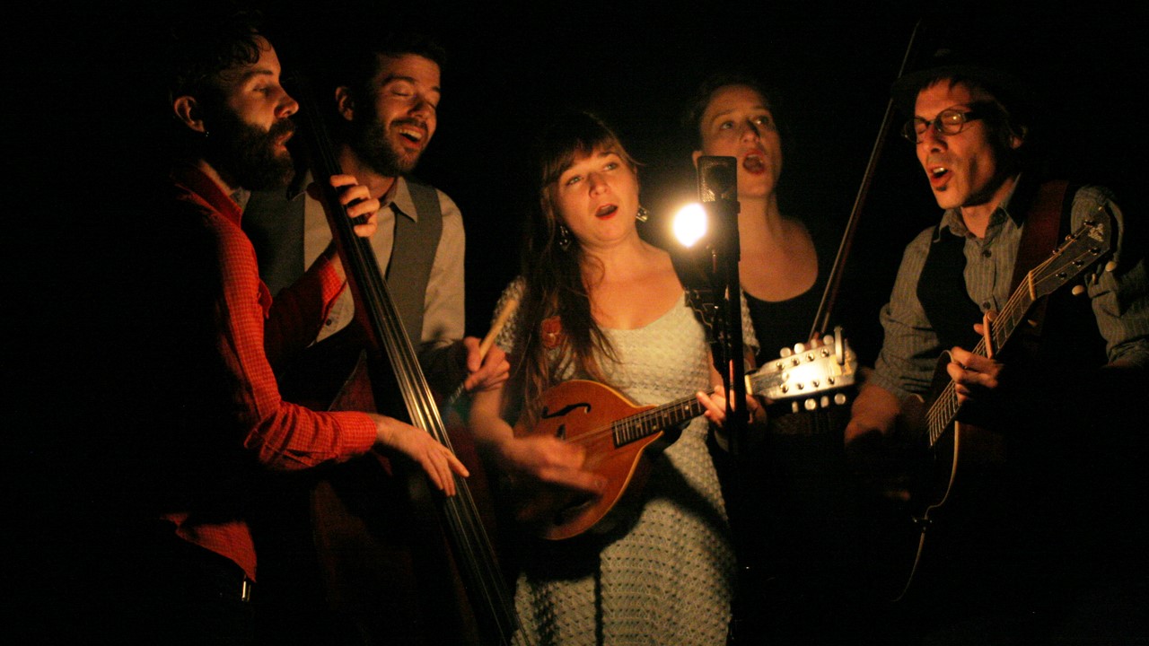 Le groupe a débuté son spectacle de façon intime, autour du "feu"