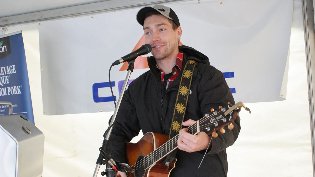 Le chansonnier Mathieu Roy