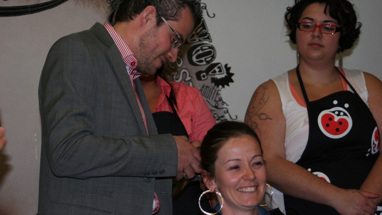 Premier coup de ciseau par le conjoint d'Anne Marie-Rodrigue,