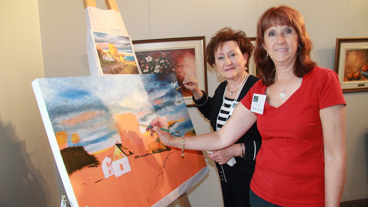Monique St-Pierre et Jacqueline Ferland réalisent une toile inspirée d’une œuvre de Juan Cristobal Pinochet. Elle sera en vente l’an prochain.