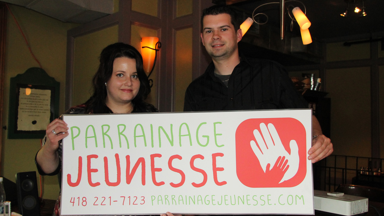 Dyane Plante en compagnie de Nicolas Grenier, président de Parrainage Jeunesse avec le nouveau logo.