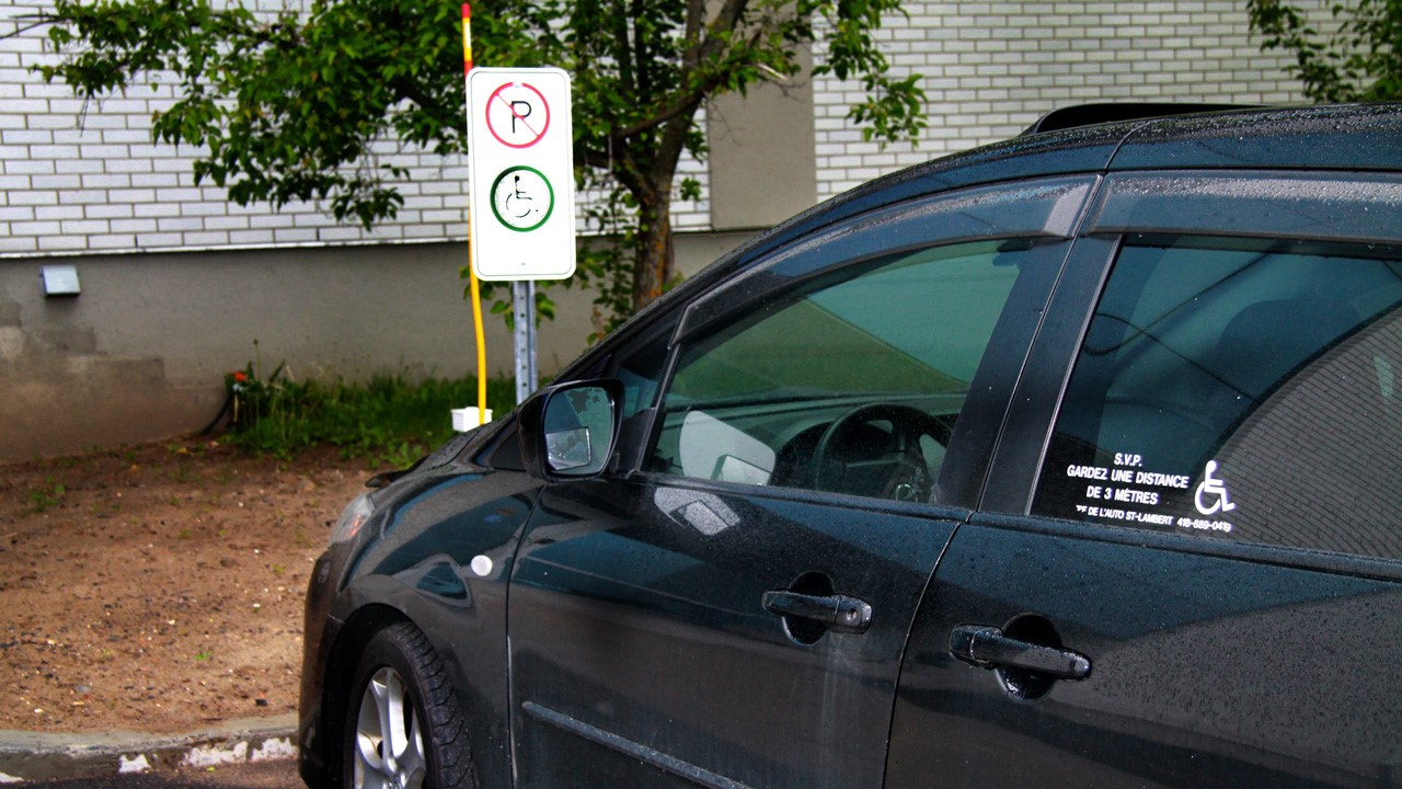 Il faut aussi laisser trois mètres pour permettre le débarquement d'une personnes à mobilité réduite.