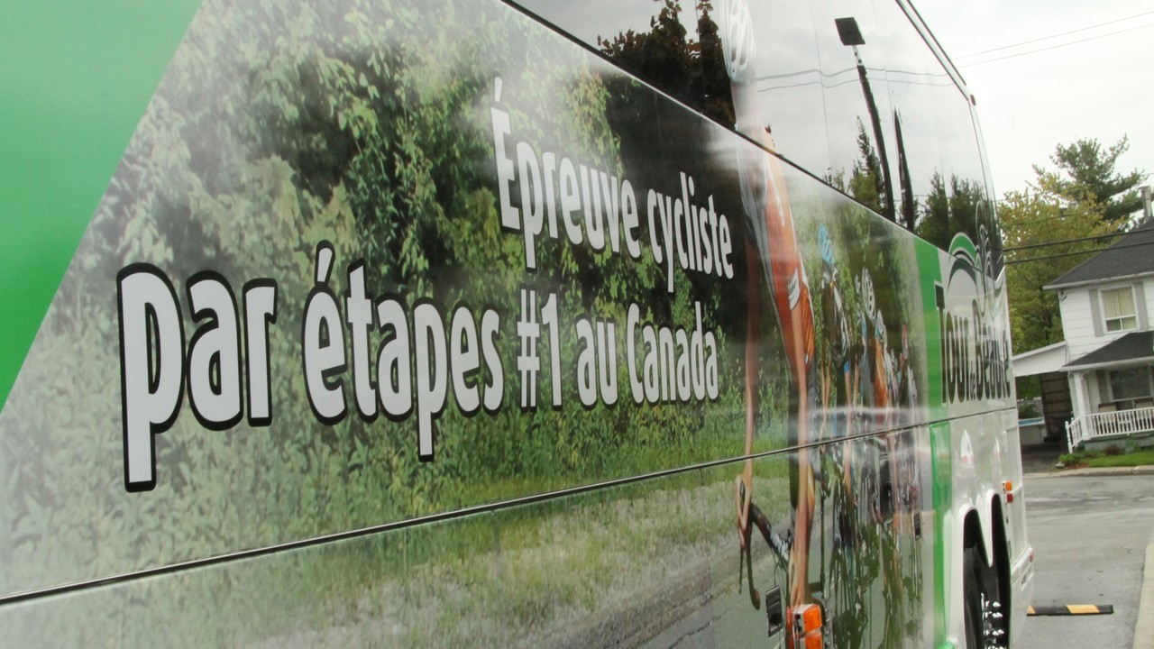 Un autobus à l'effigie du Tour de Beauce d'Autocar La Chaudière servira de navettes le 16 juin.