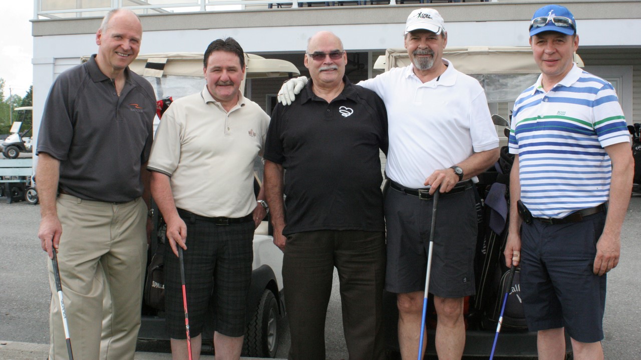 Guy-Paul Côté (centre) André Spénard (centre droite) et Daniel Chaîné (droite) et les joueurs complétant leur foursome.