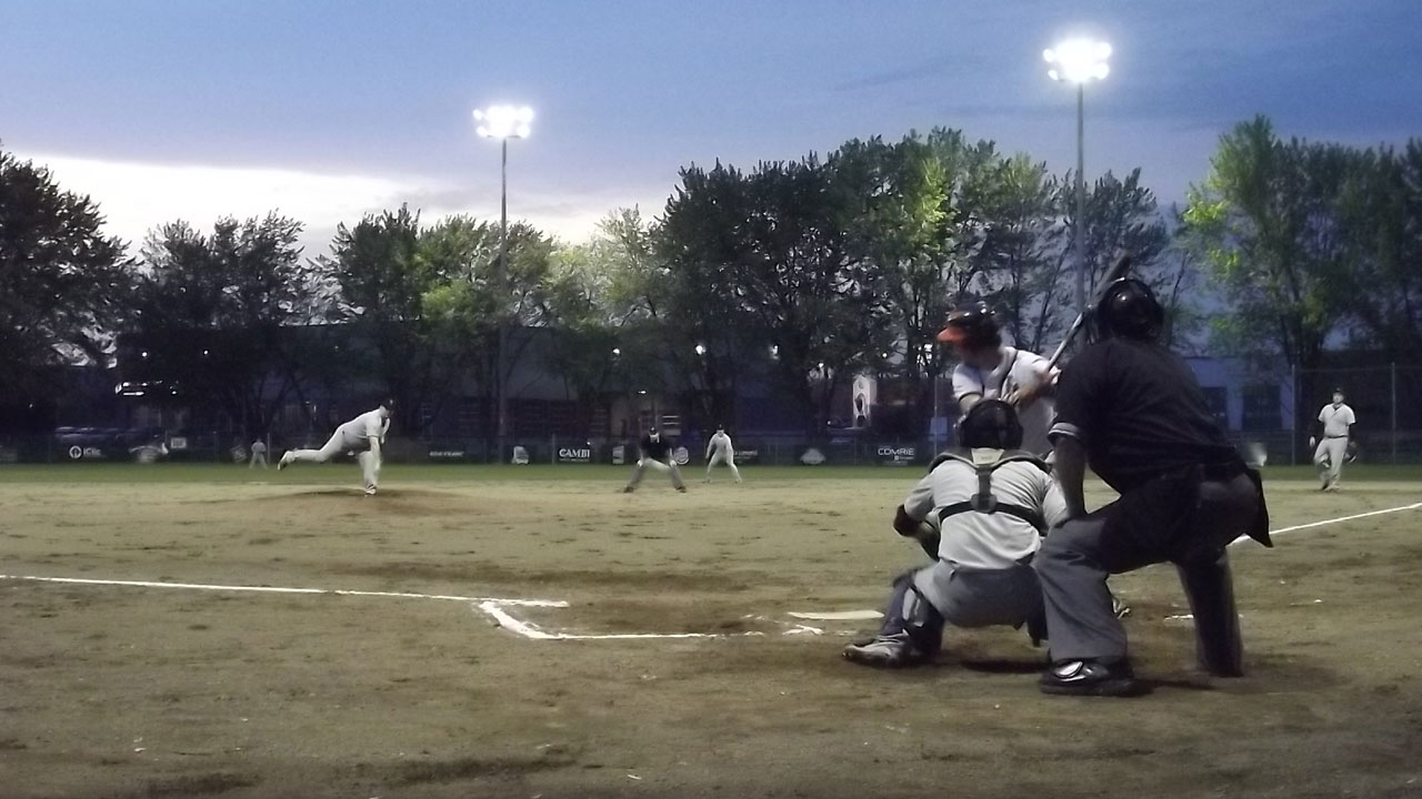 Une belle soirée de baseball au centre-ville.