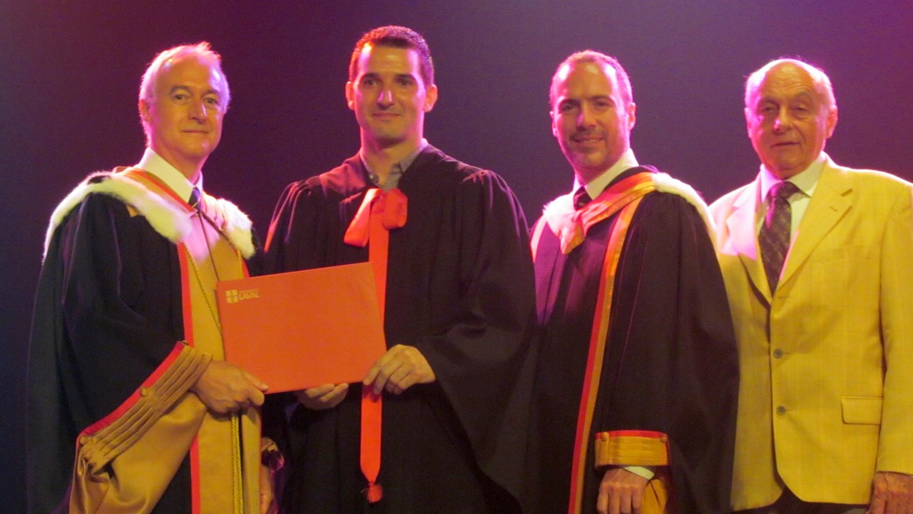 Alain Jr Soucy reçoit son diplôme.