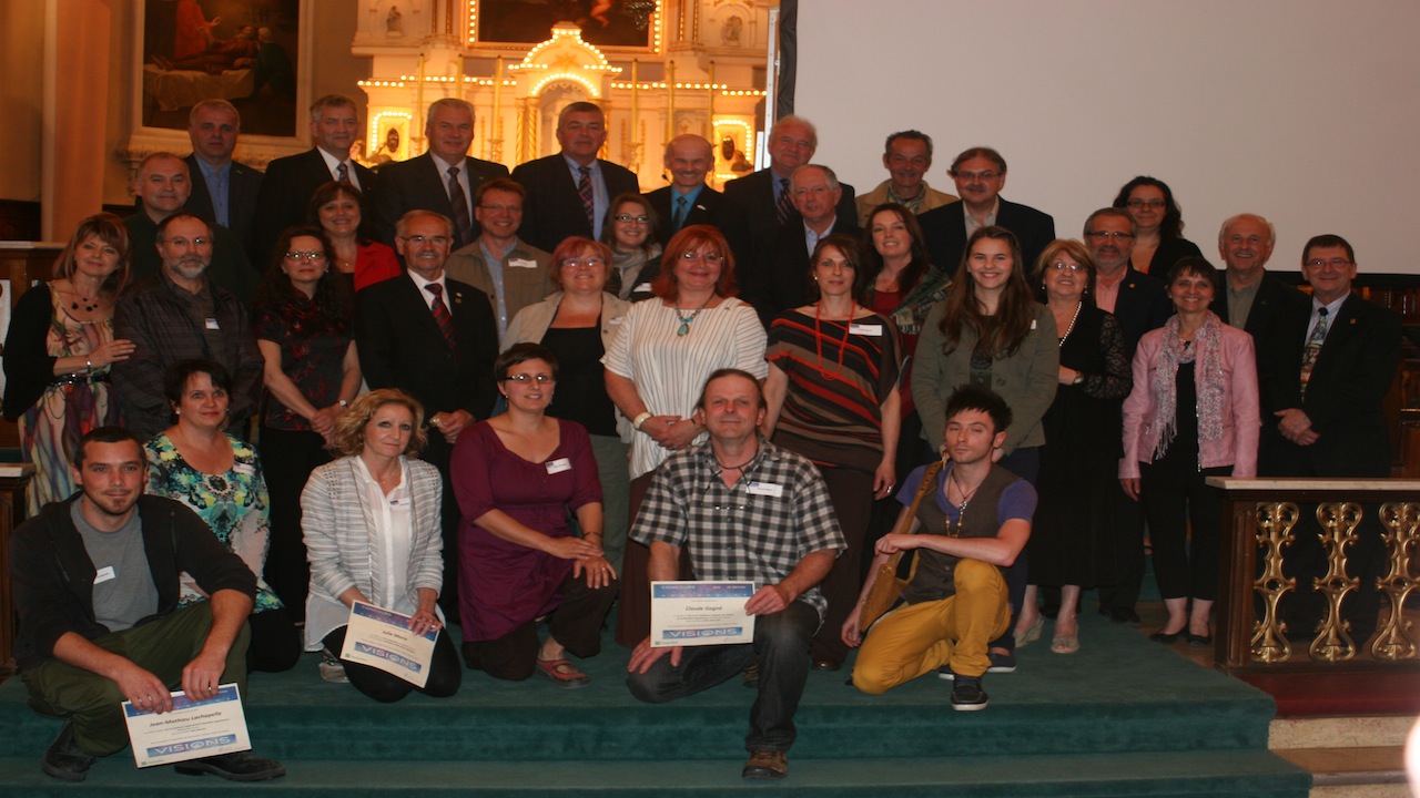 L'ensemble des artistes et dignitaires présents.