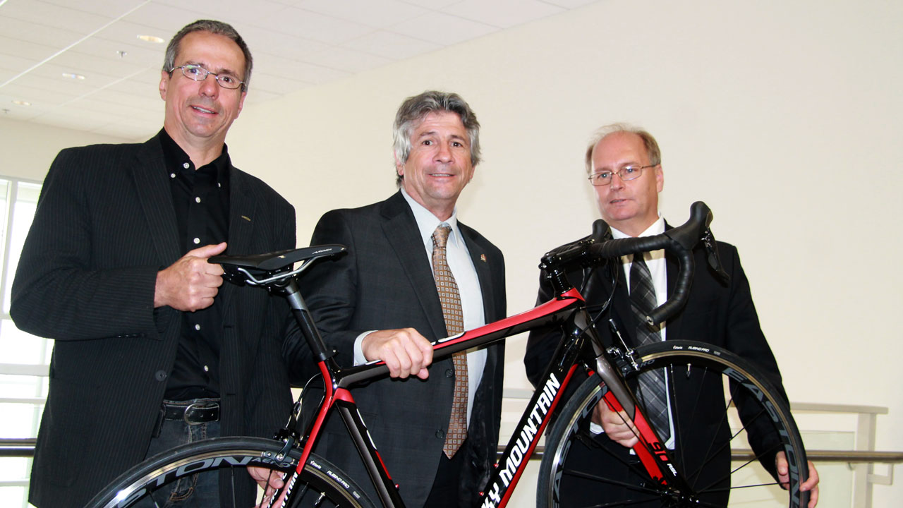 Francis Rancourt, Marcel Drouin, conseiller à la Ville et Denis Lévesque lors du lancement des inscriptions des championnats canadiens.