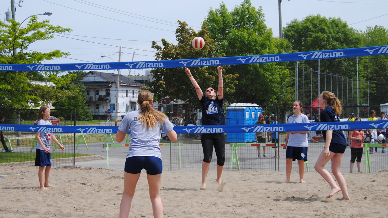 Du volleyball de plage a attiré plusieurs élèves.