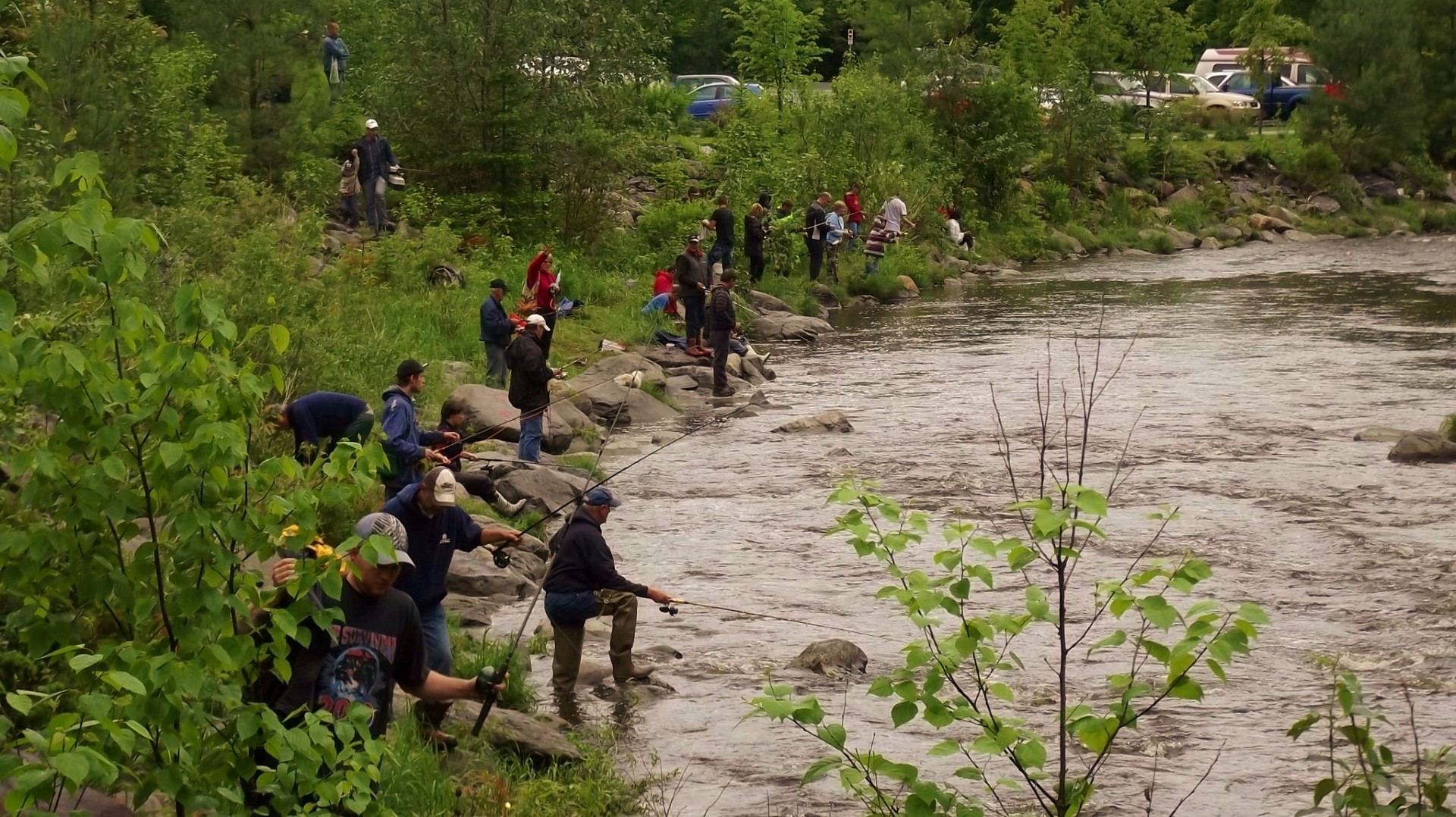 De nombreux pêcheurs se sont massés le long de la rivière