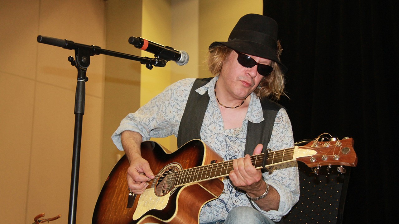 Une ambiance blues et folk flottait dans les airs du Centre Caztel.