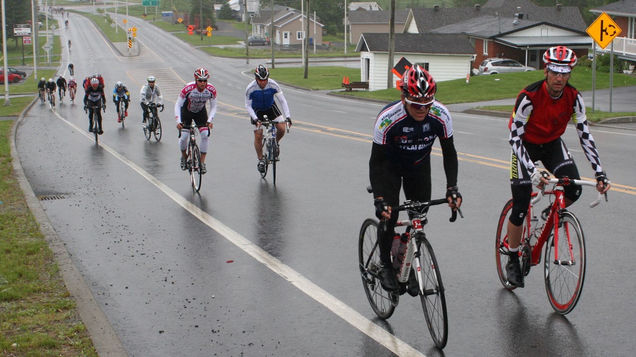 Les cyclistes ont pu emprunter la 127e rue dont une bonne partie était sur le pavé presque neuf à Saint-Georges.