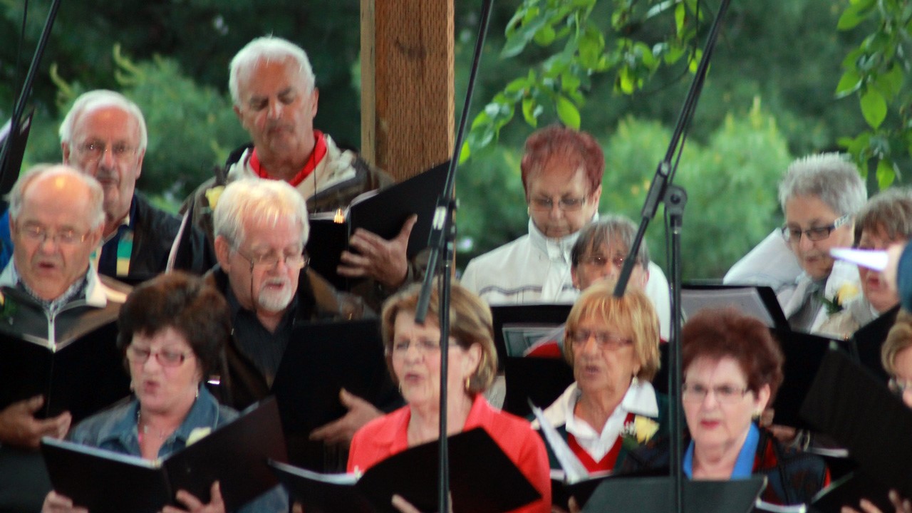 Chaque mardi, la chorale pratique à la salle paroissiale.