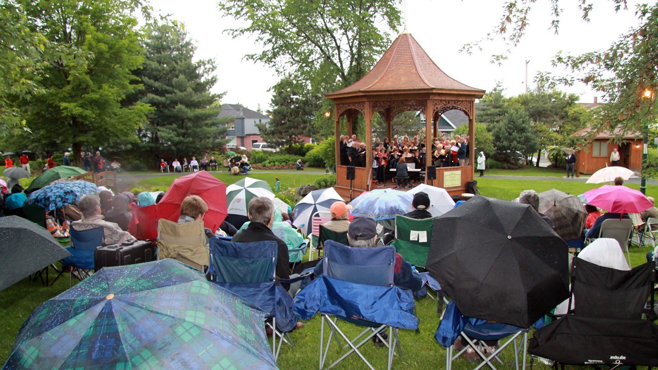 N'eut été de la pluie, la foule aurait été immense pour ce concert d'ouverture.