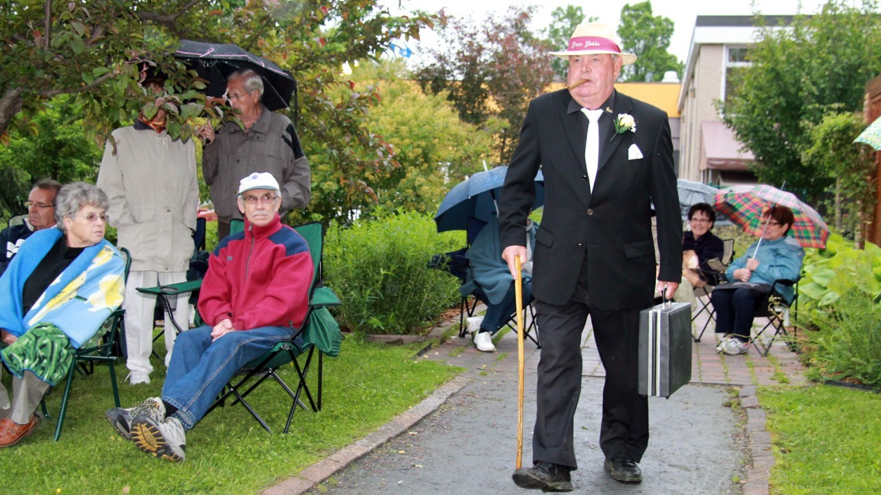 La marche du parrain vers le kiosque.