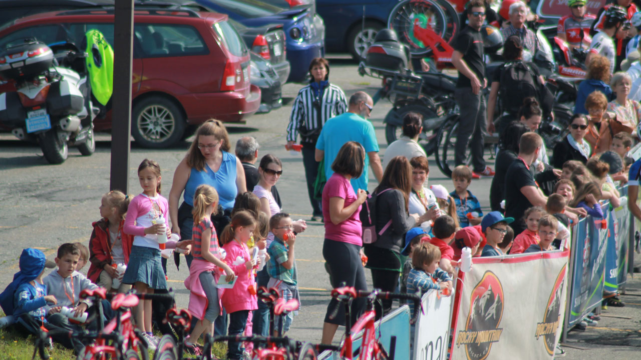 Plusieurs jeunes étaient venus encourager les coureurs.