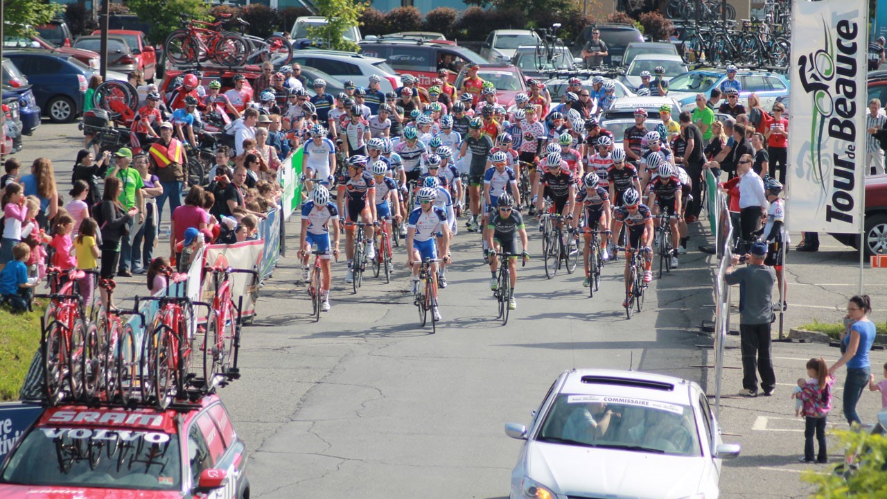 Le groupe de 100 cyclistes ont dévalé la pente du Georgesville.