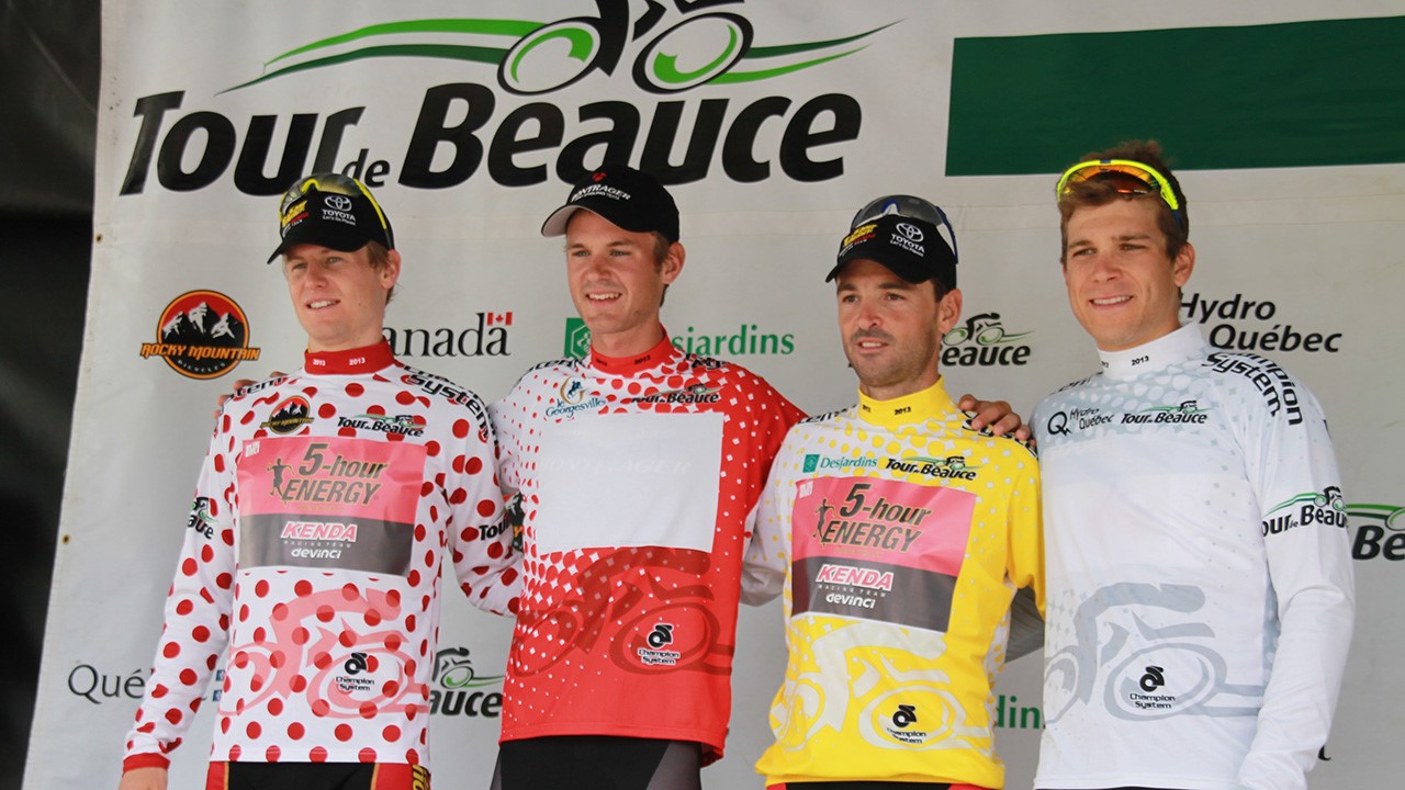 James Stemper , pois, Nathan Brown, rouge, Francisco Mancebo, jaune, et Guillaume Boivin, blanc, sont les détenteurs des maillots au Tour de Beauce.