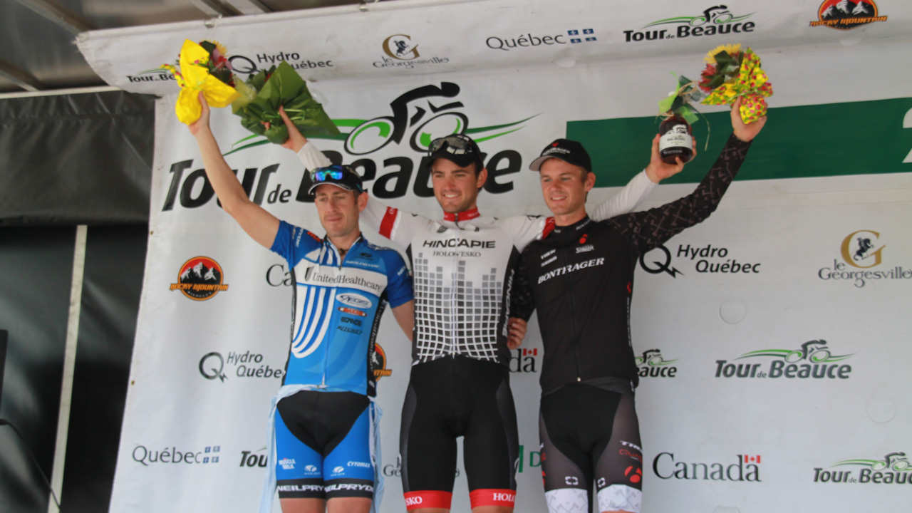 Joseph Rosskopf de l’équipe Hincapie Sportswear Development Team est sur la plus haute marche du podium en compagnie de Ben Day et Nathan Brown.