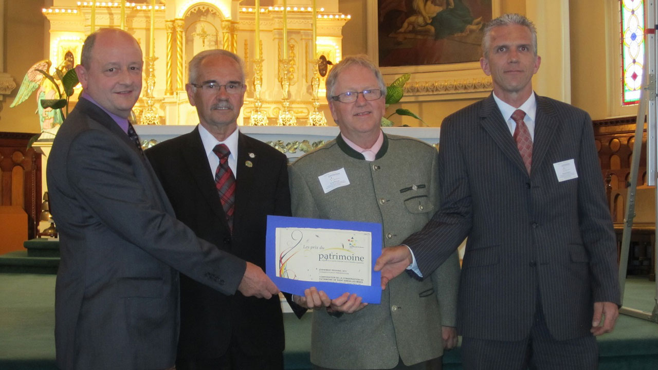 Le préfet Jean-Roch Veilleux est entouré des membres de la Corporation de conservation de Saint-Simon-Les-Mines, Jean-Marie Déhaye, Yvan Poulin et Francis Paquel (Beauce-Sartigan)