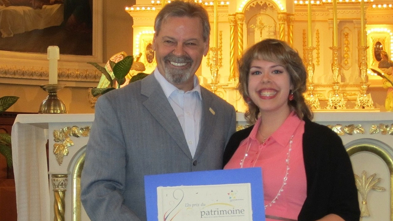 Le député André Spénard remet le certificat à Valérie Morin (Etchemins)
