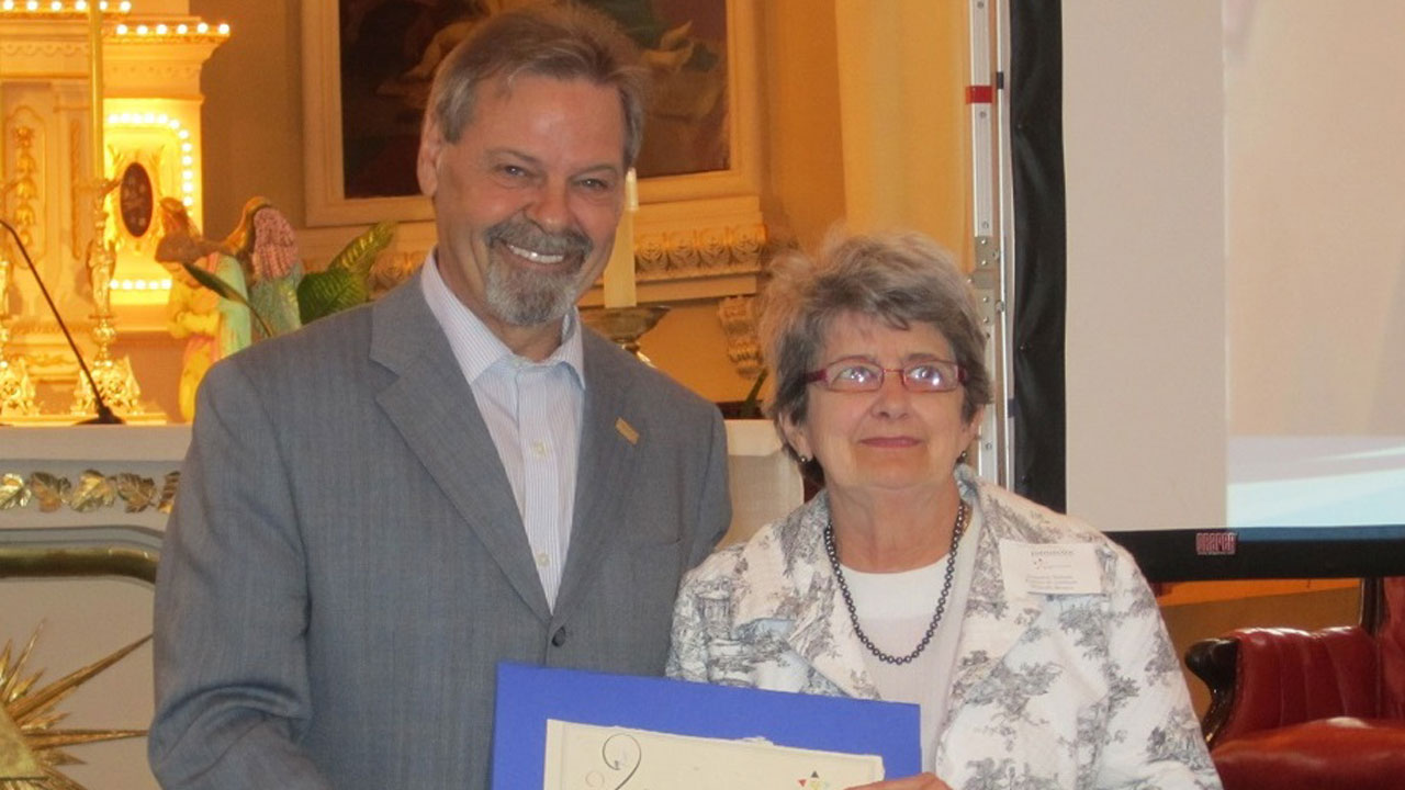 Louisette Sylvain (Nouvelle-Beauce) a reçu un certificat des mains du député de Beauce-Nord, André Spénard.