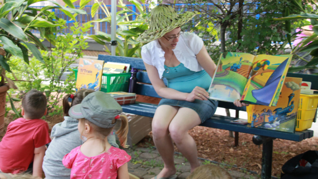 Des contes étaient lus aux enfants à l'espace de Librairie Sélect.