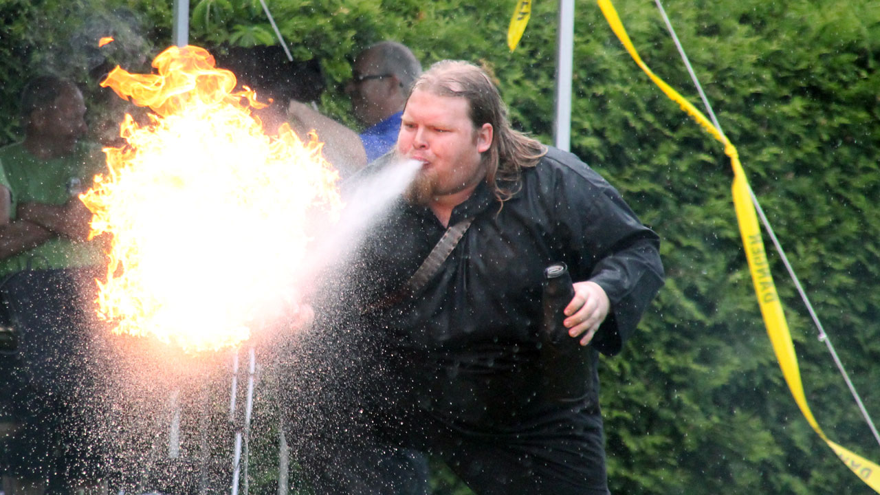 Le cracheur de feu.