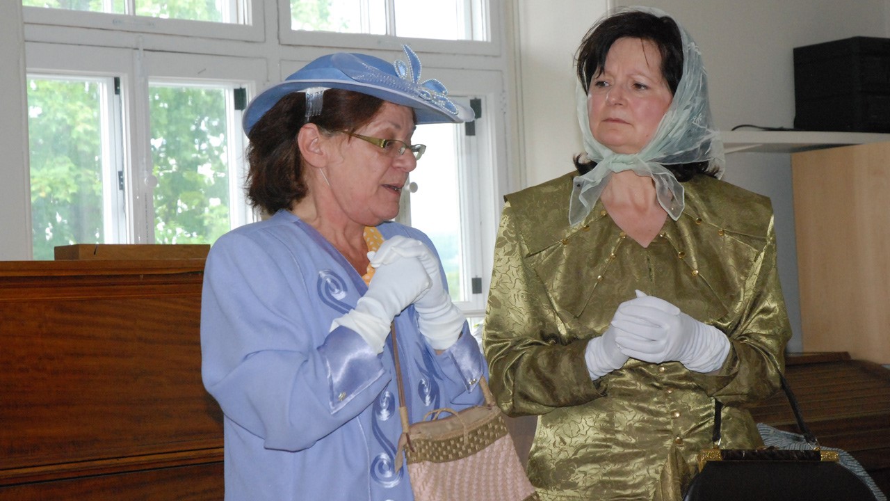 Lynda Cloutier et Renée Guay en commères du village.
